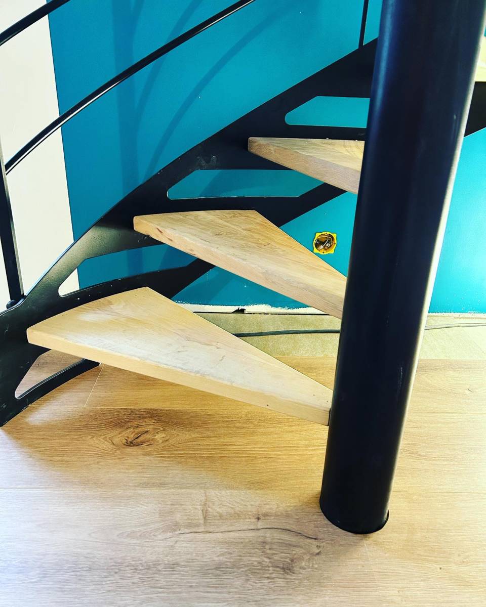 Pose de parquet avec découpe autour de poteau d'escalier colimaçon, par grenet au Havr