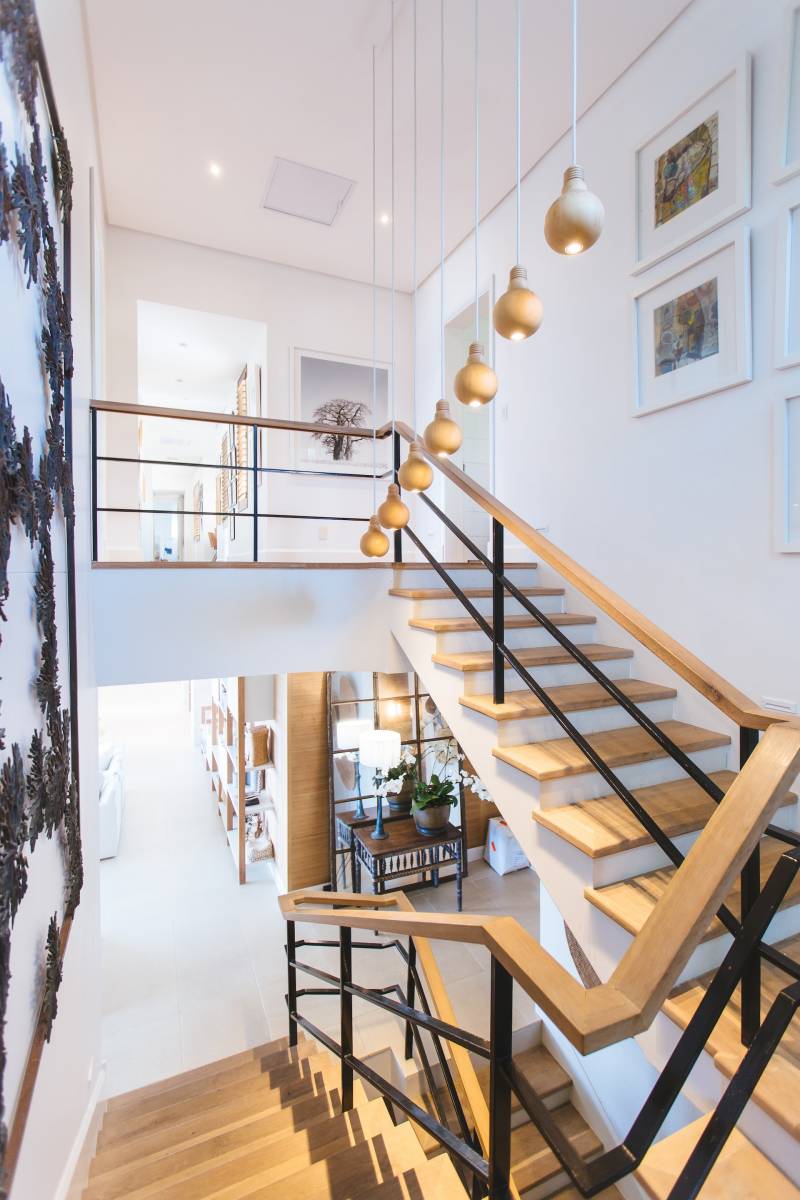 Entreprise de peinture pour cage d’escalier avec grande hauteur sous plafond proche du Havre